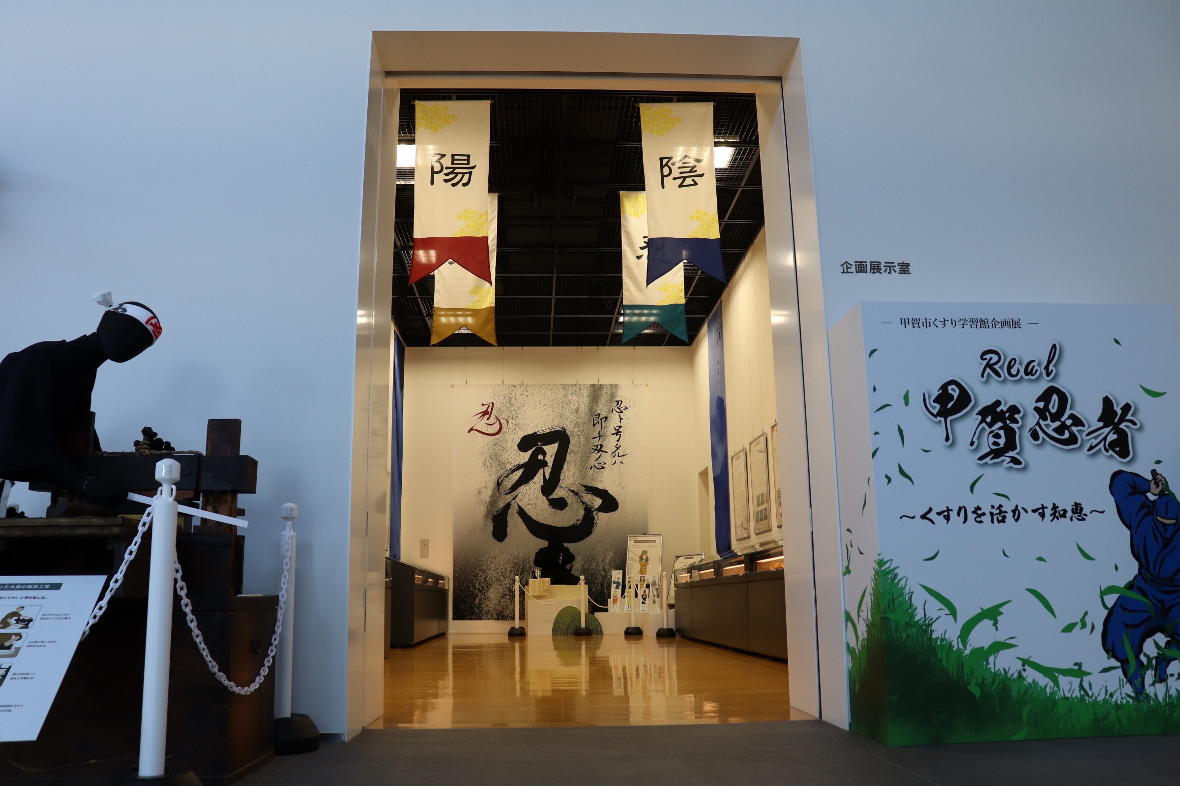 【CM371】加賀描金師 仙石可峰作 花唐草 隅切四方膳 五客 木製 折敷 CM371】加賀描金師 仙石可峰作 花唐草 隅切四方膳 五客 木製 折敷